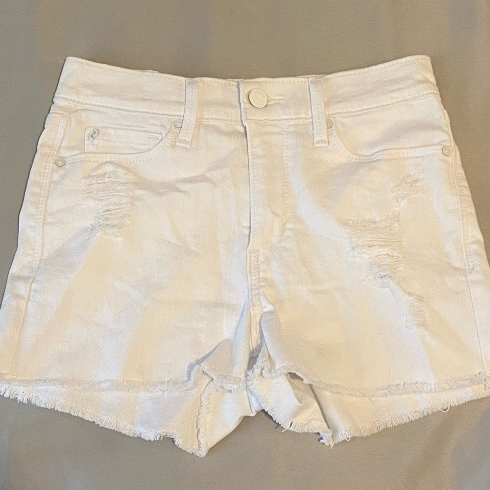 White high-rise shorts, from Denizen Levi’s, size 3, good condition